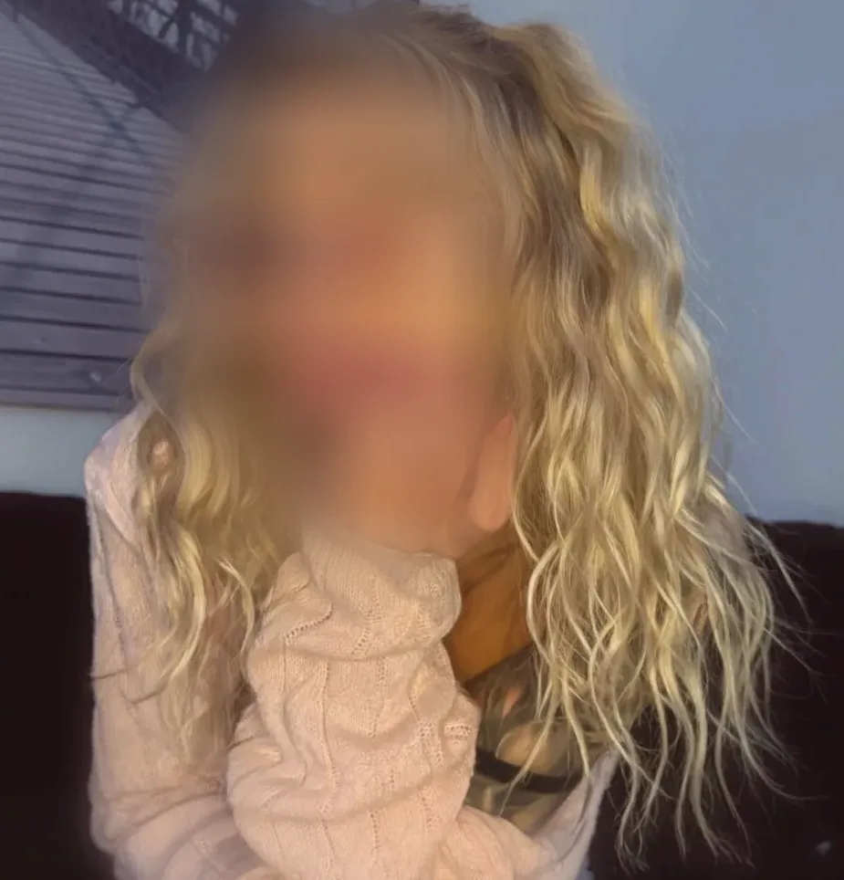 Carys, 23
