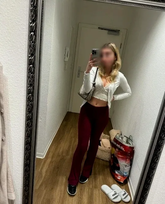 Hayley, 25