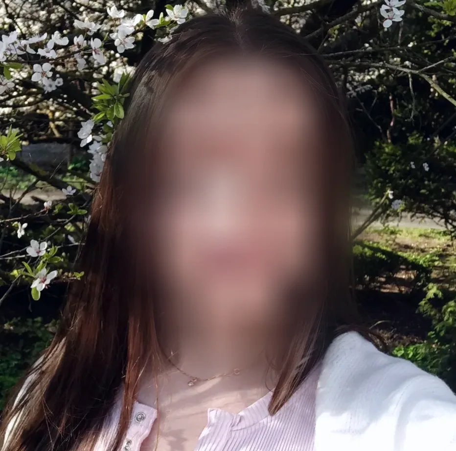 Mia, 32